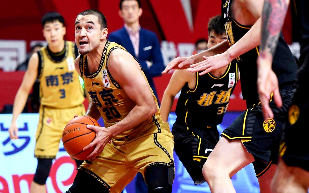 里程碑夜！亚特兰大手感冰凉，CBA常规赛清晨刷纪录，球迷炸锅，训练强度明显提升