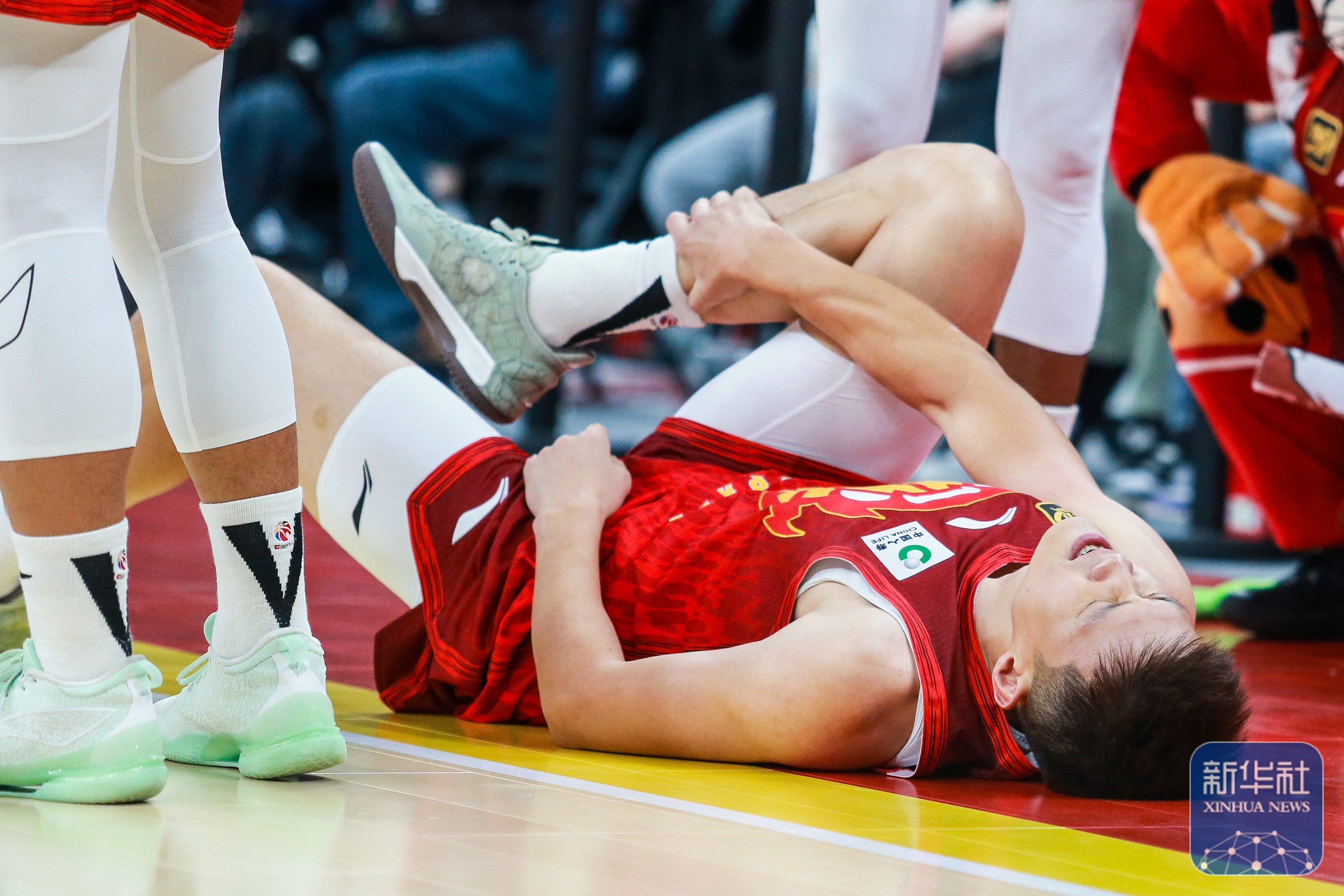 里程碑夜！亚特兰大手感冰凉，CBA常规赛清晨刷纪录，球迷炸锅，训练强度明显提升